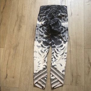 Lululemon size 4, s, xs feather print 7/8 leggings